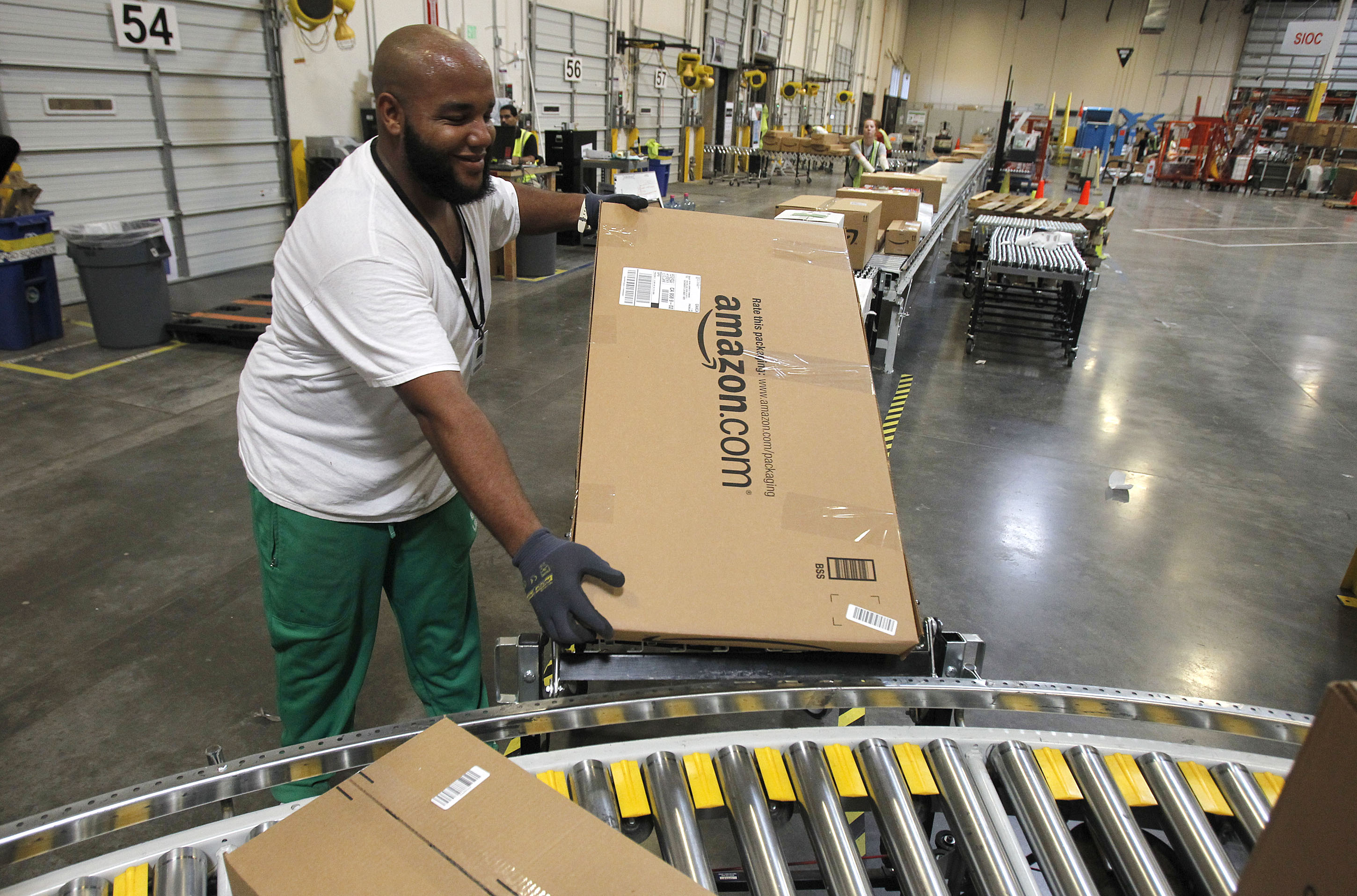 What does an Amazon.com fulfillment employee do?