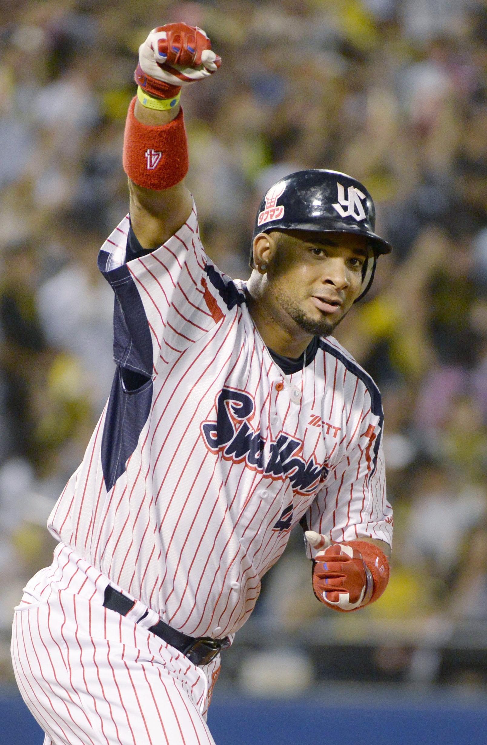 Wladimir Balentien, outfielder of Japanese baseball team Yakult Swallows  holds up a memorial plate after hitting his 56th home run during the ball  game agaisnt the Hanshin Tigers at the Jingu Stadium